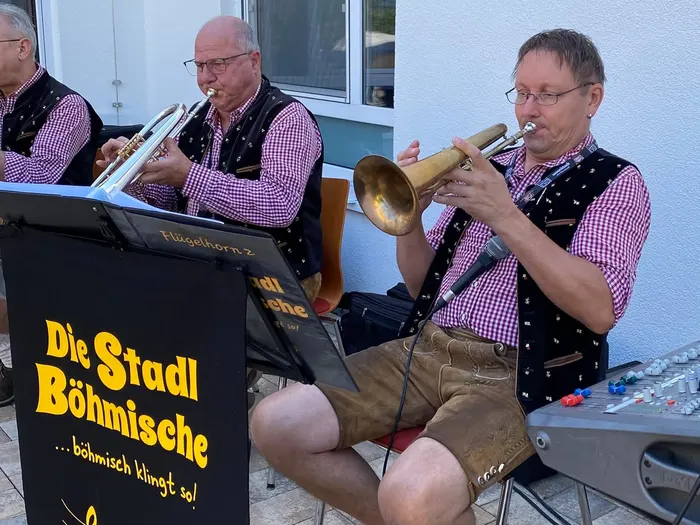 Zwei Musiker der Stadl Böhmischen spielen Flügelhorn