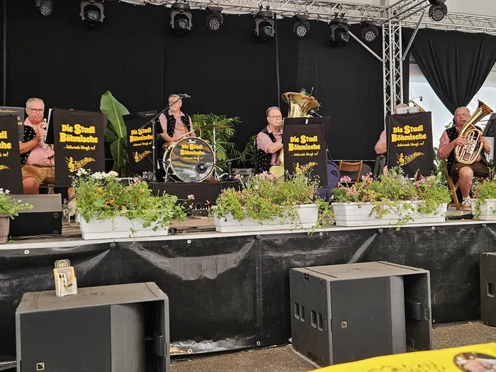 Aufgebaute Bühne im Festzelt mit den Notenpulten der Stadl Böhmischen